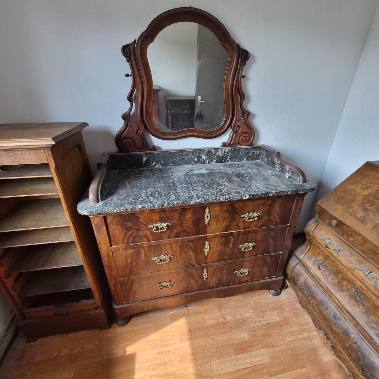 bureau met spiegel, Ophalen