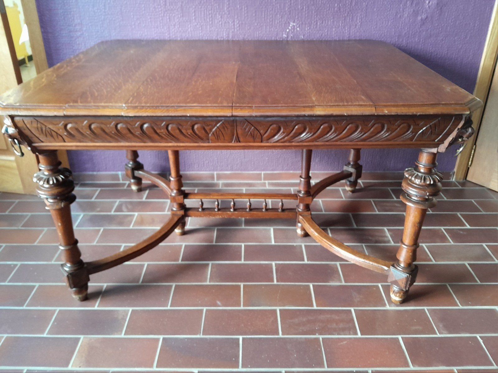 Table style tête de lion