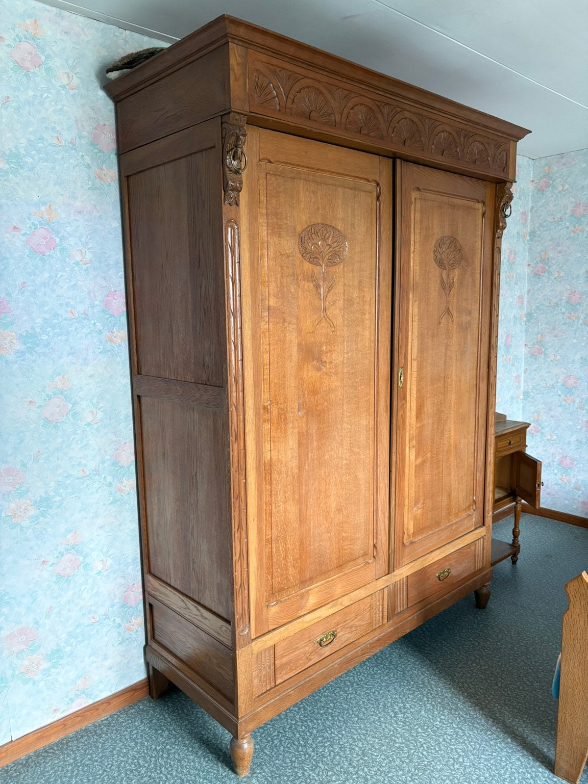 Magnifique armoire Art Nouveau en chêne sculpté, Enlèvement