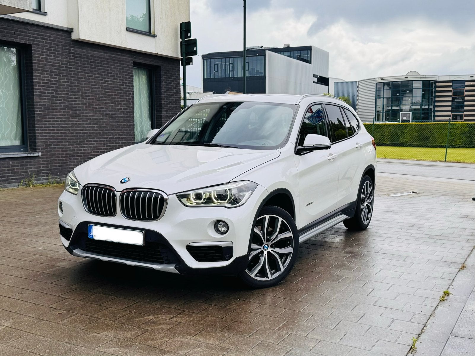 BMW X1 xDrive20i 192pk Automaat Benzine, Auto's, BMW, Euro 6, Wit, Leder, SUV of Terreinwagen