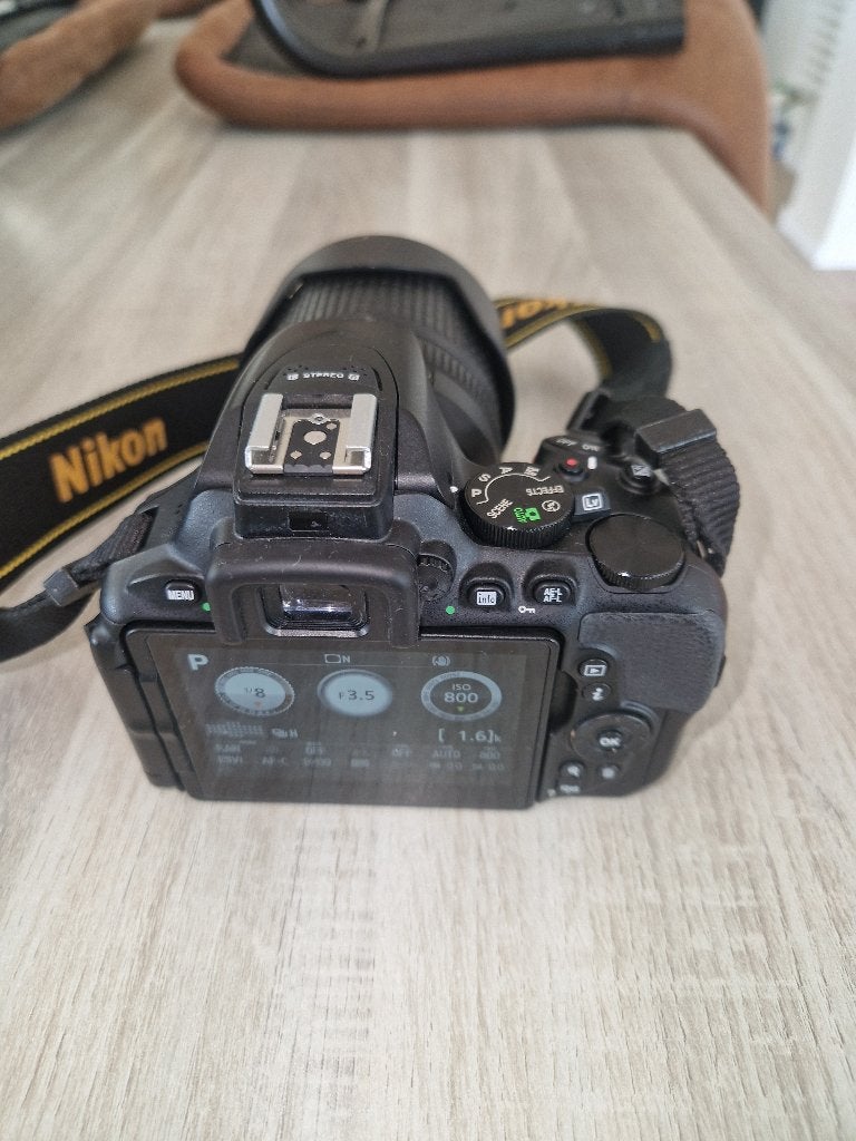 Nikon D5600, TV, Hi-fi & Vidéo, Bluetooth, Comme neuf, Enlèvement, Pare-soleil