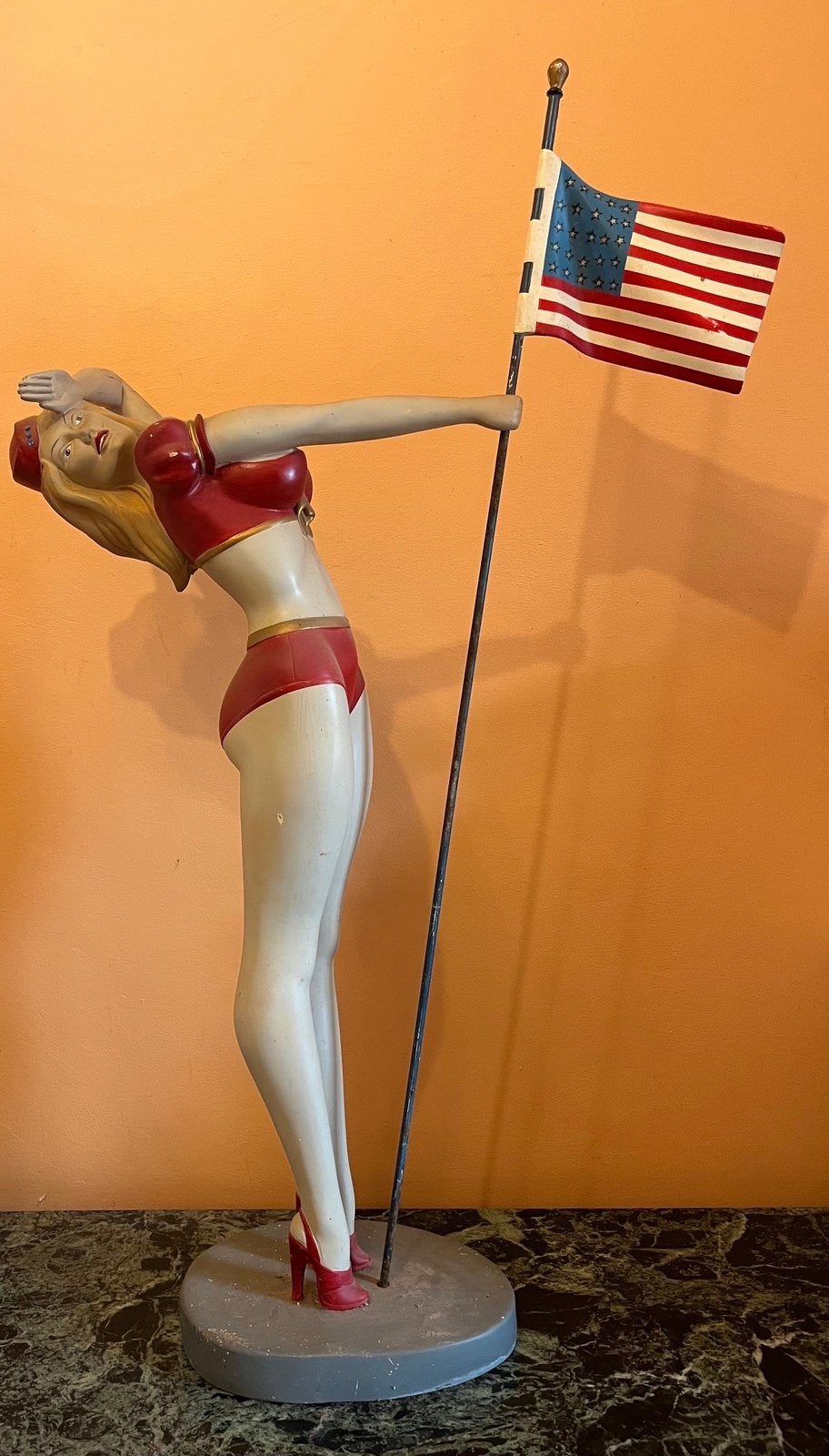 Statue décorative Pin-up avec drapeau américain–Style rétro, Enlèvement