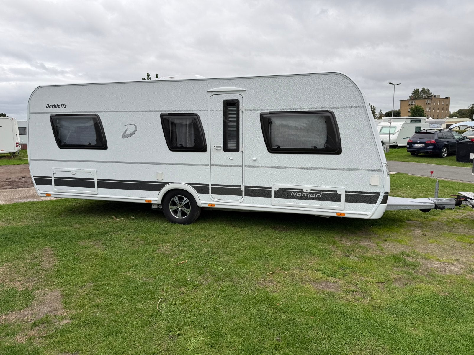 Zeer ruime Dethleffs Nomad 590 RF met douche en veel luxe, Vast bed, Particulier, Voortentlamp, Dethleffs
