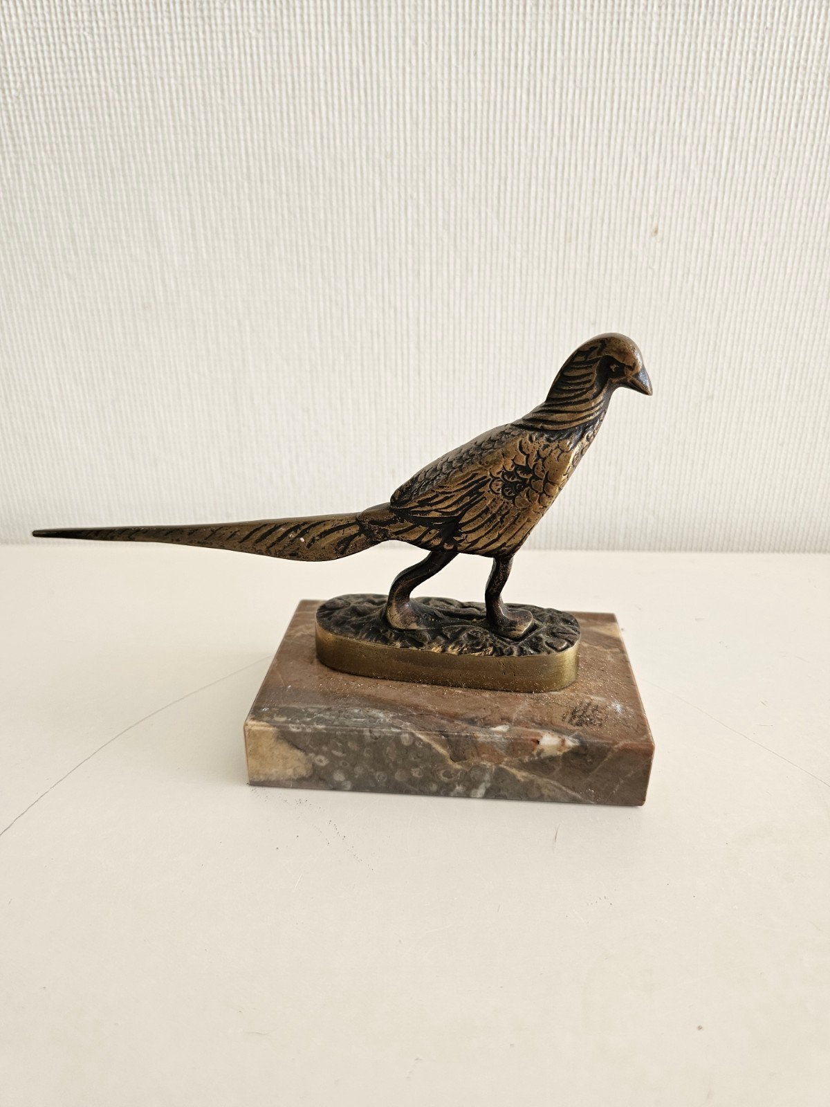Faisan en laiton sur socle en marbre épais - vintage, Antiquités & Art, Antiquités | Bronze & Cuivre, Enlèvement ou Envoi