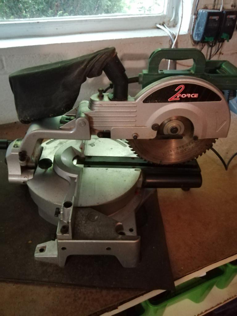 Verstekzaag amper gebruikt, Doe-het-zelf en Bouw, Gereedschap | Zaagmachines, Ophalen