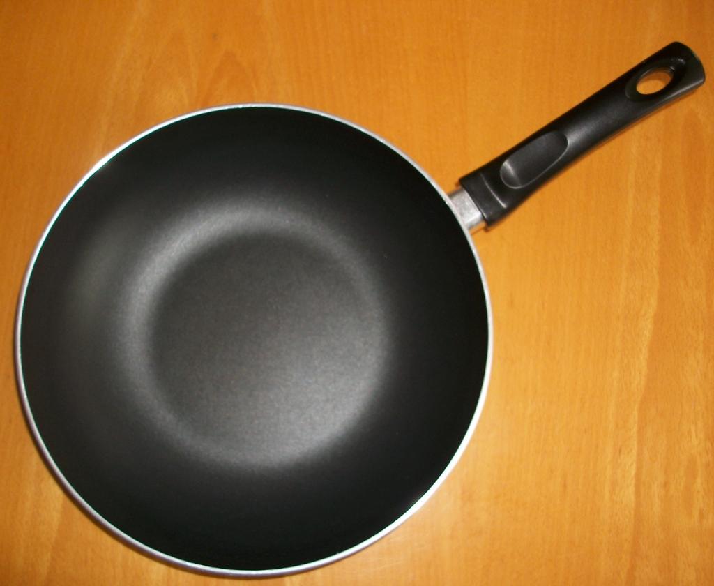 Te koop: Handige keramische wokpan van 28cm., Huis en Inrichting, Keuken | Potten en Pannen, Zo goed als nieuw, Wok, Aluminium