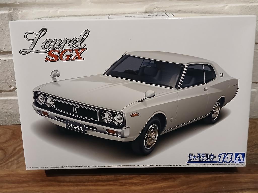 Aoshima (14) Nissan KHC 130 Laurel ht 2000 sgx 1975 au 1:24, Hobby & Loisirs créatifs, Modélisme | Voitures & Véhicules, Neuf
