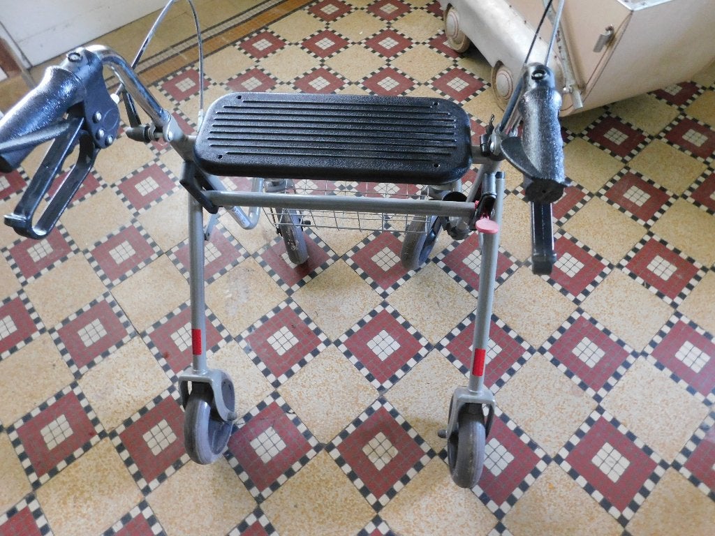 Twee stands in goede staat., Ophalen, Gebruikt
