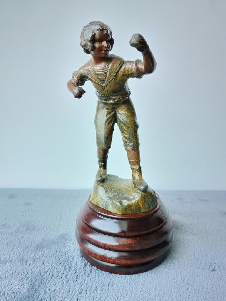 Sculpture en régule l'enfant boxeur