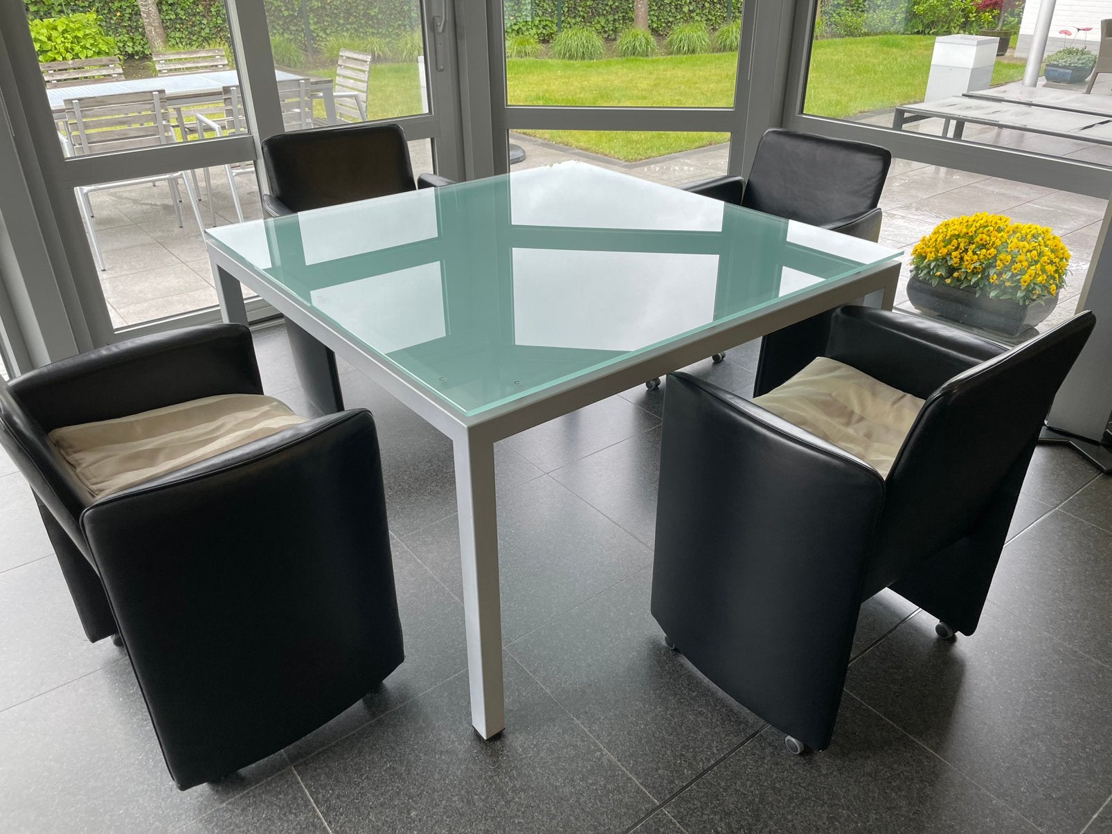 Moderne glazen tafel, Huis en Inrichting, Tafels | Salontafels, Ophalen, Vierkant, Zo goed als nieuw, Glas