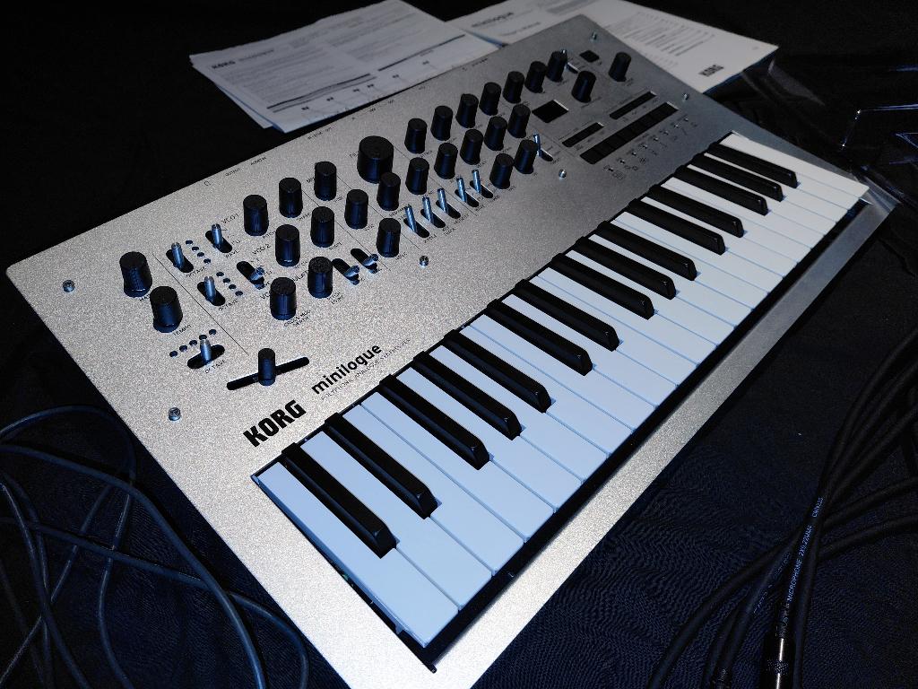 Korg Minilogue + Deck saver, Utilisé, Avec connexion MIDI, Korg, Enlèvement ou Envoi