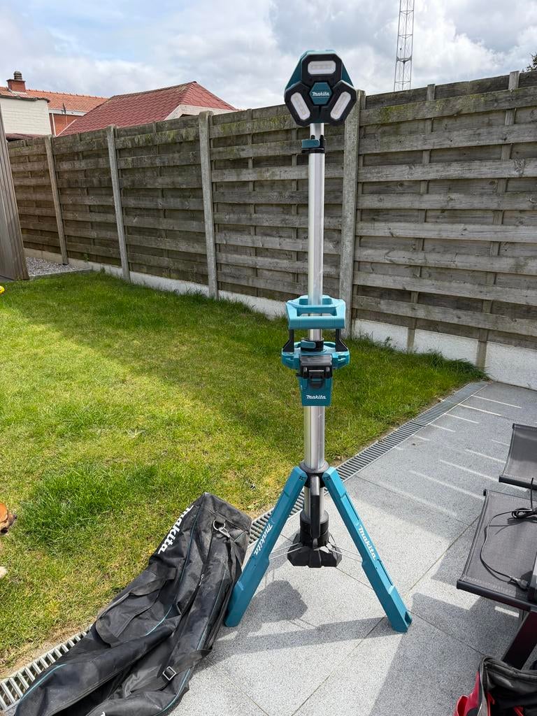 Makita bouwlamp op statief, Doe-het-zelf en Bouw, Ophalen, Zo goed als nieuw