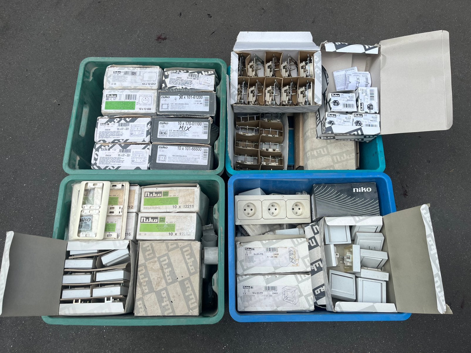 Groot lot elektrisch materiaal & installatiemateriaal., Doe-het-zelf en Bouw, Elektriciteit en Kabels, Nieuw, Stopcontact, Overige merken