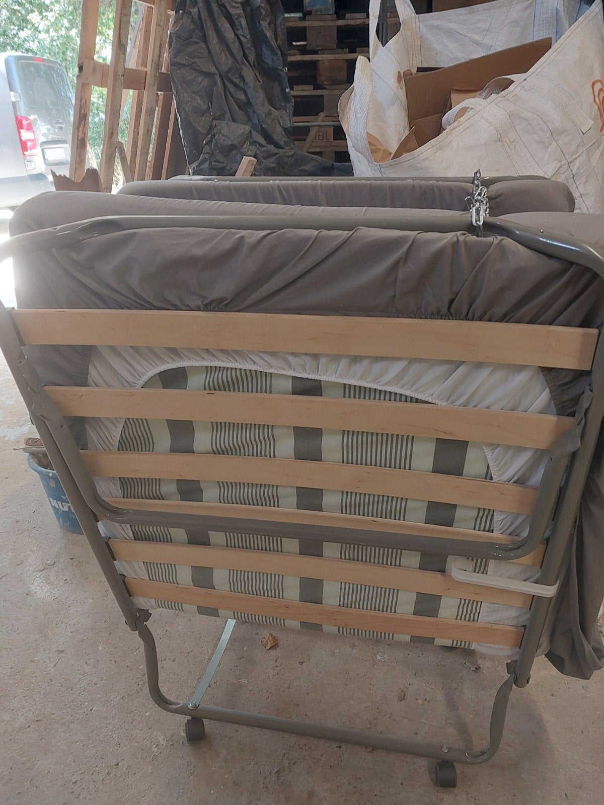 Lit d'appoint pliant 80 cm à lattes sur roulettes + matelas, Maison & Meubles, Chambre à coucher | Lits, Enlèvement, Bois, 80 cm