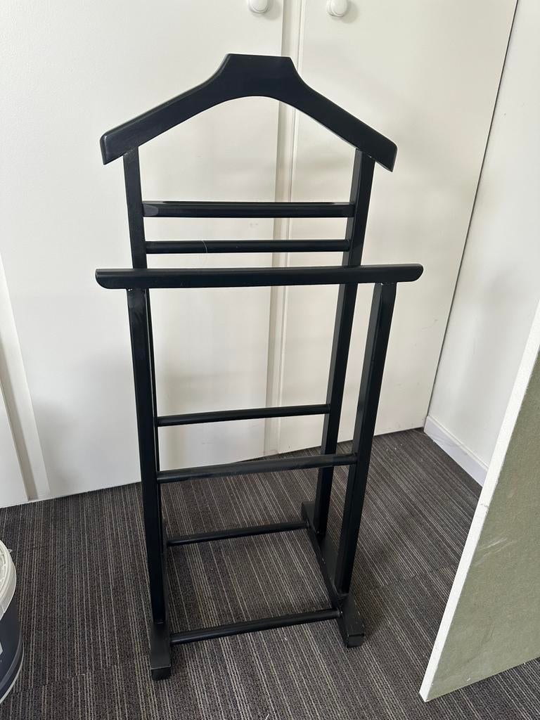 Klerenhanger zwart hout, Ophalen, Zo goed als nieuw