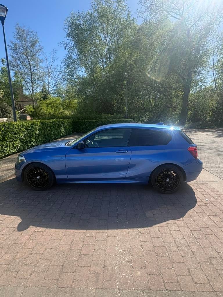 BMW 1-SERIE M-PAKKET, 4 cilinders, Blauw, Alcantara, Handgeschakeld