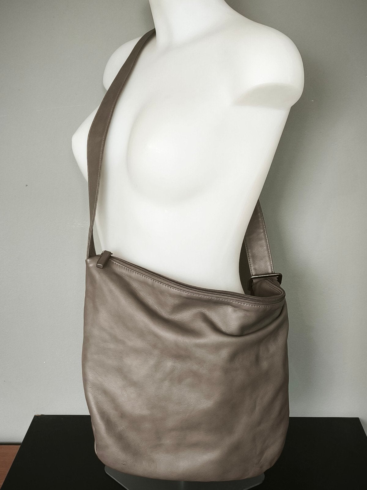 Sac besace hobo en cuir souple, Bijoux, Sacs & Beauté, Sacs | Sacs Femme, Comme neuf, Sac à bandoulière, Beige, Enlèvement ou Envoi