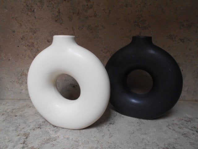 2 Ronde vazen - wit en zwart, Ophalen of Verzenden, Zo goed als nieuw, Overige kleuren, Aardewerk of Porselein