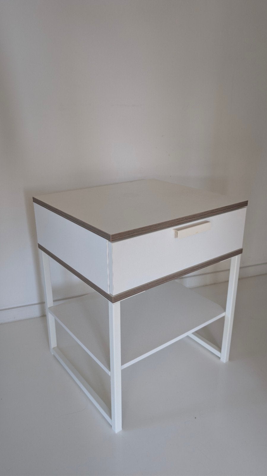 Table de chevet - Table de nuit, Enlèvement, Utilisé, Bois, 45 à 65 cm