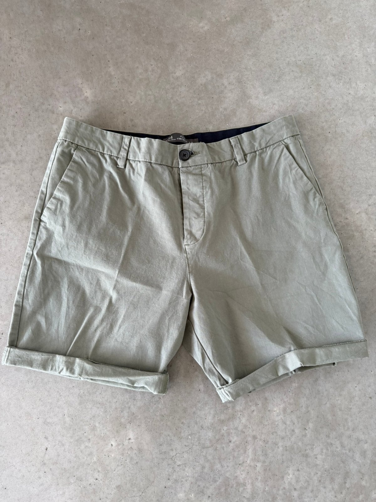Munt groene short W34, Ophalen of Verzenden, Zo goed als nieuw, Maat 48/50 (M), Groen