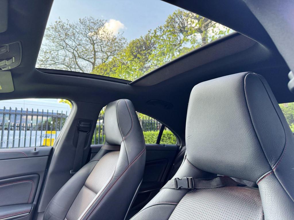 Mercedes-Benz CLA 200 Coupé AMG Line + LEDER + PANORAMISCH, Stof, Gebruikt, Zwart, 4 cilinders