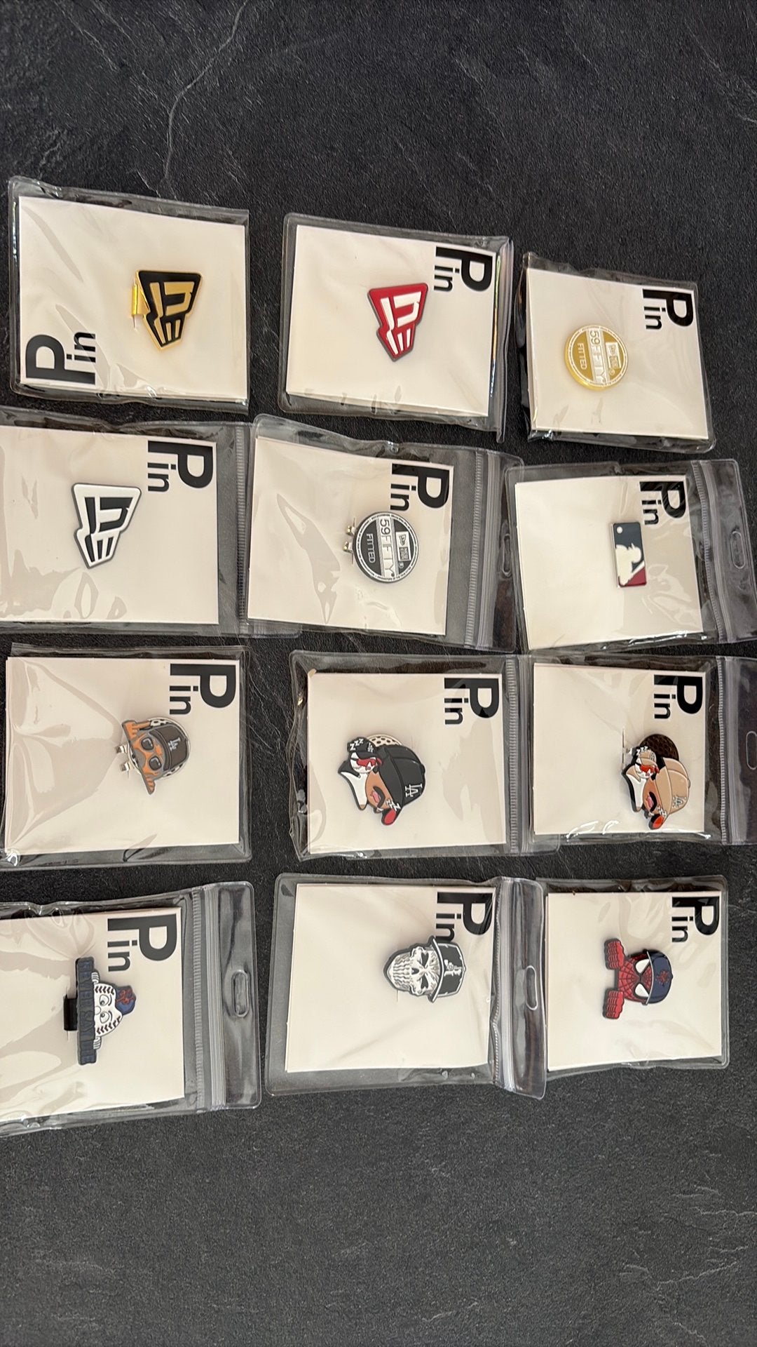 47 Pins et clips a casquettes, Collections, Broches, Pins & Badges, Enlèvement, Neuf