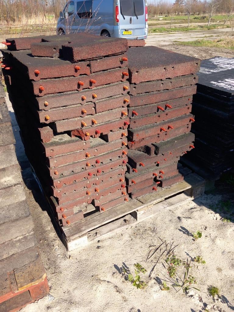 Diverse partijen beschadigde rubber tegels. €2,95 per m2, Dieren en Toebehoren, Stalling en Weidegang, Weidegang