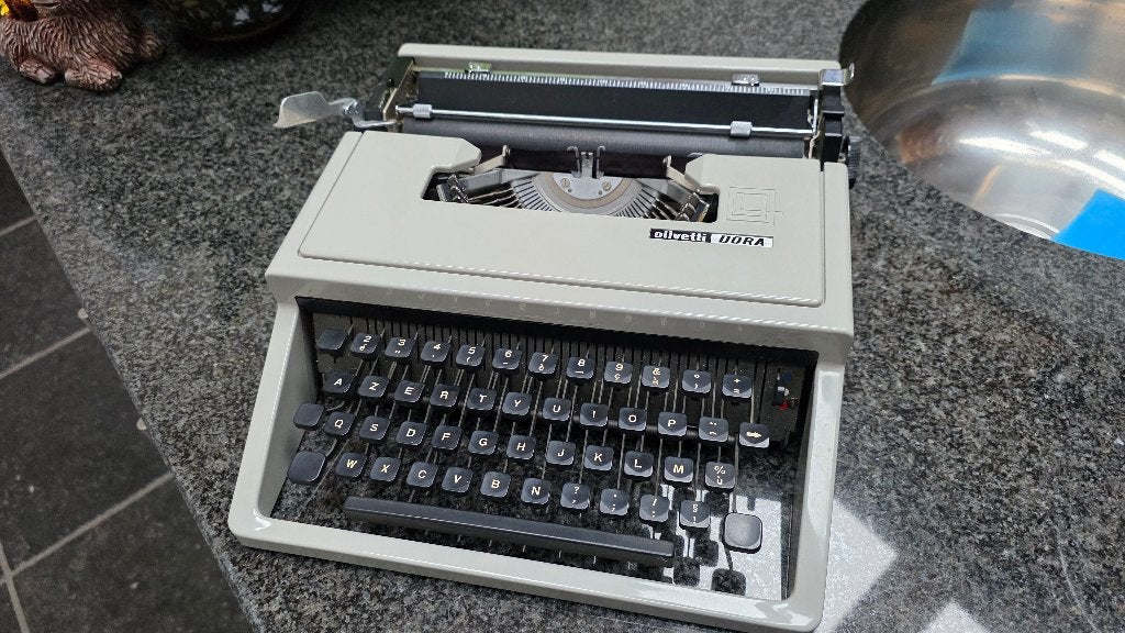 Typemachine Olivetti DORA, Ophalen of Verzenden, Zo goed als nieuw