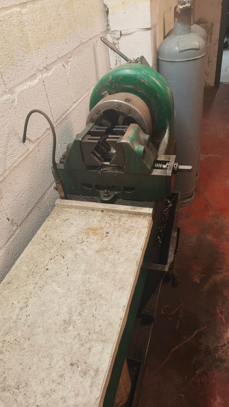 Machine industrielle pour la coupe et l'usinage de tuyaux, Ophalen