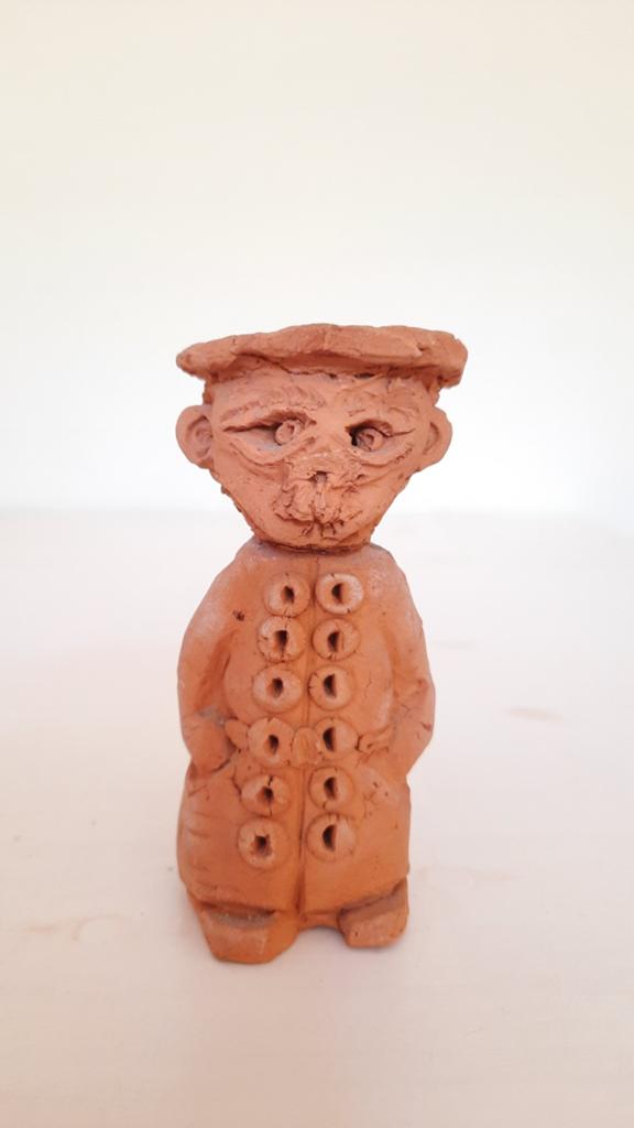 Handgemaakt terracota beeldje gesigneerd en gedateerd, Antiek en Kunst, Ophalen