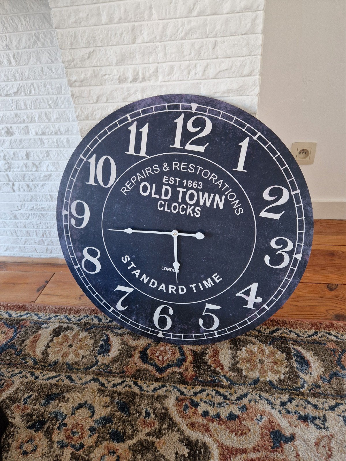 Zwarte wandklok met vintage feel, Huis en Inrichting, Woonaccessoires | Klokken, Ophalen, Wandklok