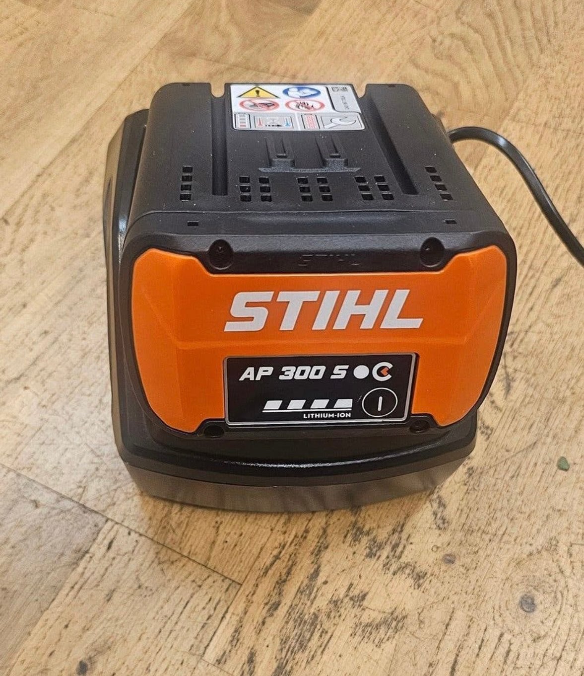 Stihl AP300S accu inclusief lader, Bricolage & Construction, Outillage | Pièces de machine & Accessoires, Enlèvement ou Envoi