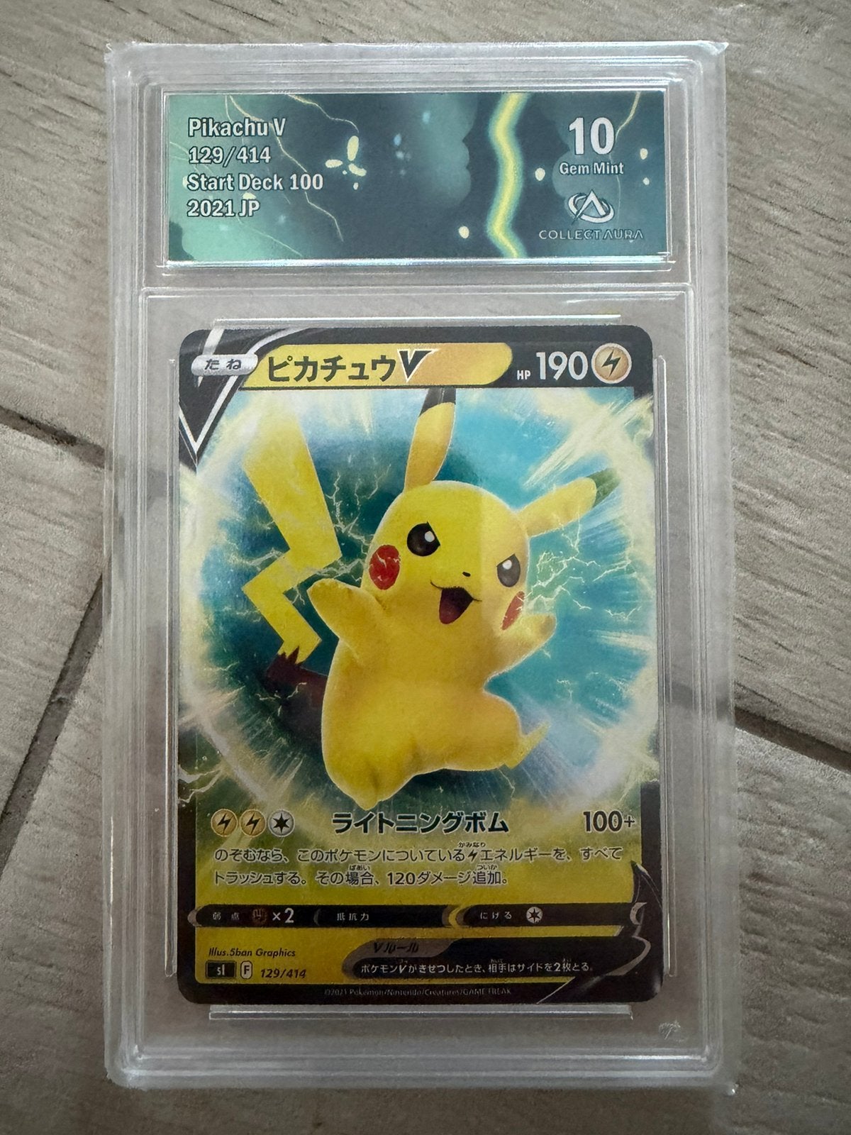Carte pokemon pikachu V note de 10 collect aura, Enlèvement ou Envoi, Comme neuf