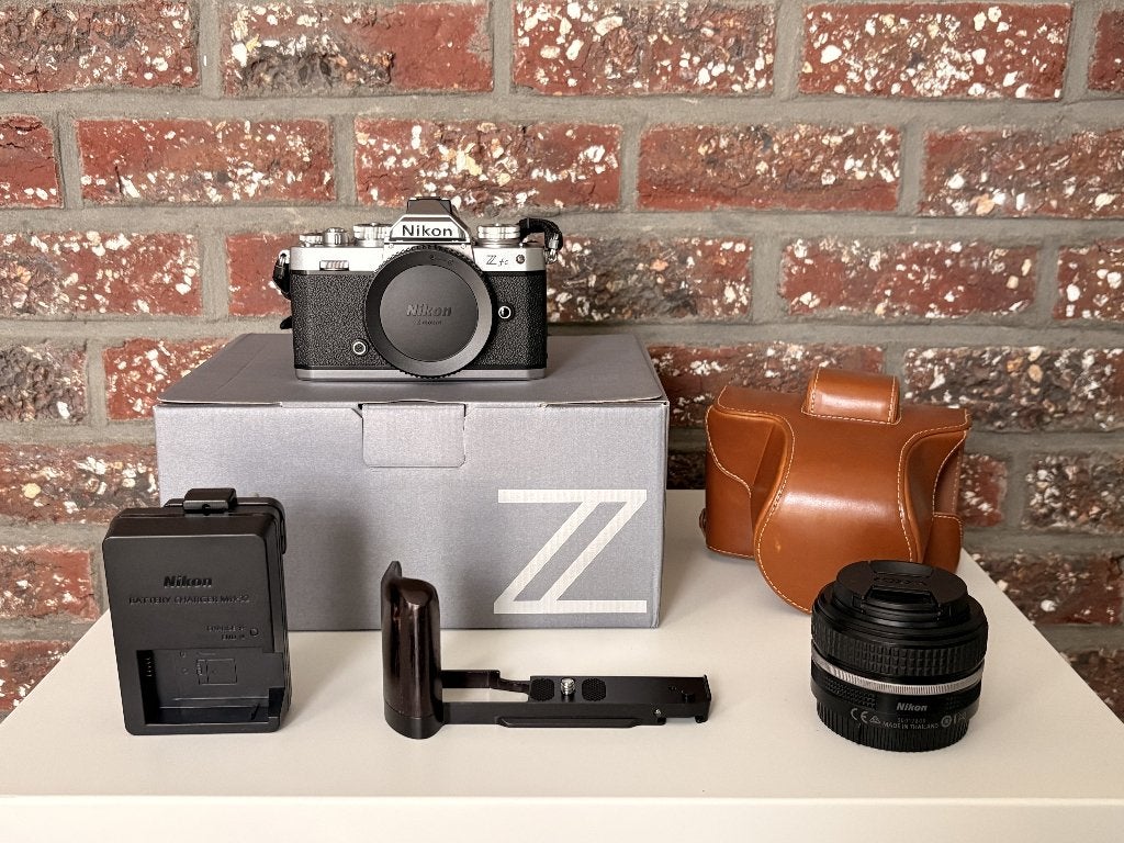 Nikon Z fc + NIKKOR Z 28 mm f/2.8 SE + étui et poignée, TV, Hi-fi & Vidéo, Appareils photo numériques, Sans zoom optique, Écran inclinable/pivotant