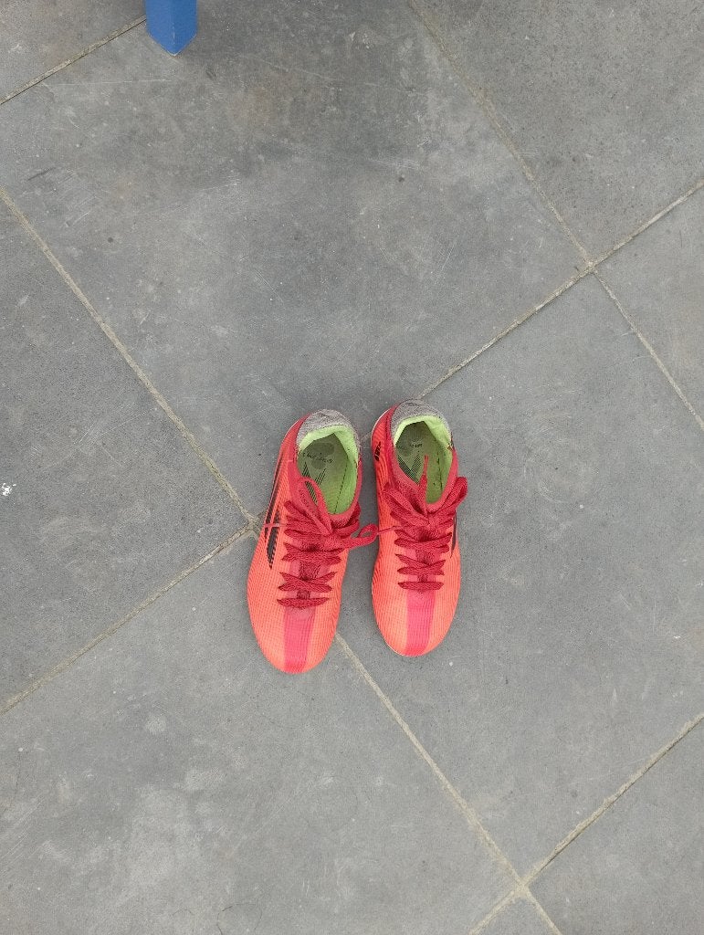 1 paire de chaussures de football (ou netball) taille 30/31, Sports & Fitness, Enlèvement ou Envoi, Comme neuf, Chaussures