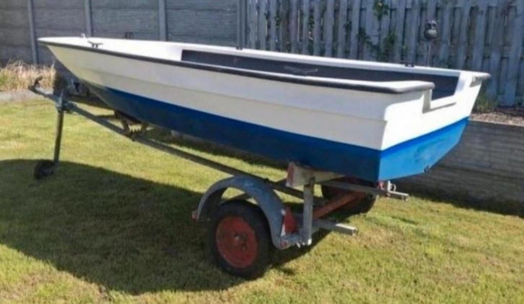 Bateau de pêche avec moteur hors-bord de 6 CV sur une petite, Enlèvement