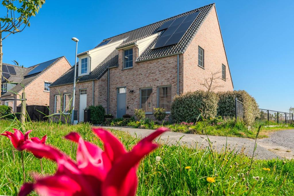Prachtige woning met 3 slaapkamers en uniek open zicht, 200 tot 500 m², 3 kamers, Hoekwoning, Provincie West-Vlaanderen