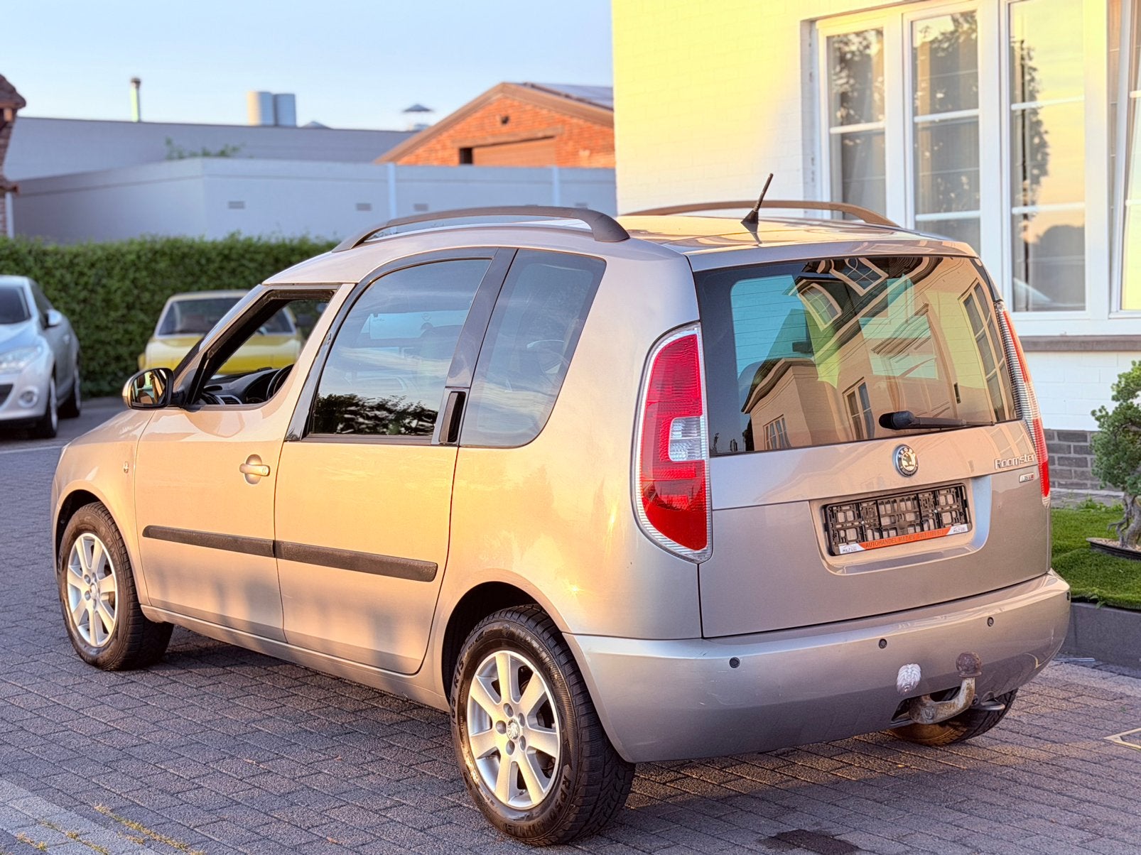 Skoda Roomster 1.6i benzine * Automaat * pano dak * leder *, Autos, Skoda, Entreprise, Carnet d'entretien, Roomster, Noir