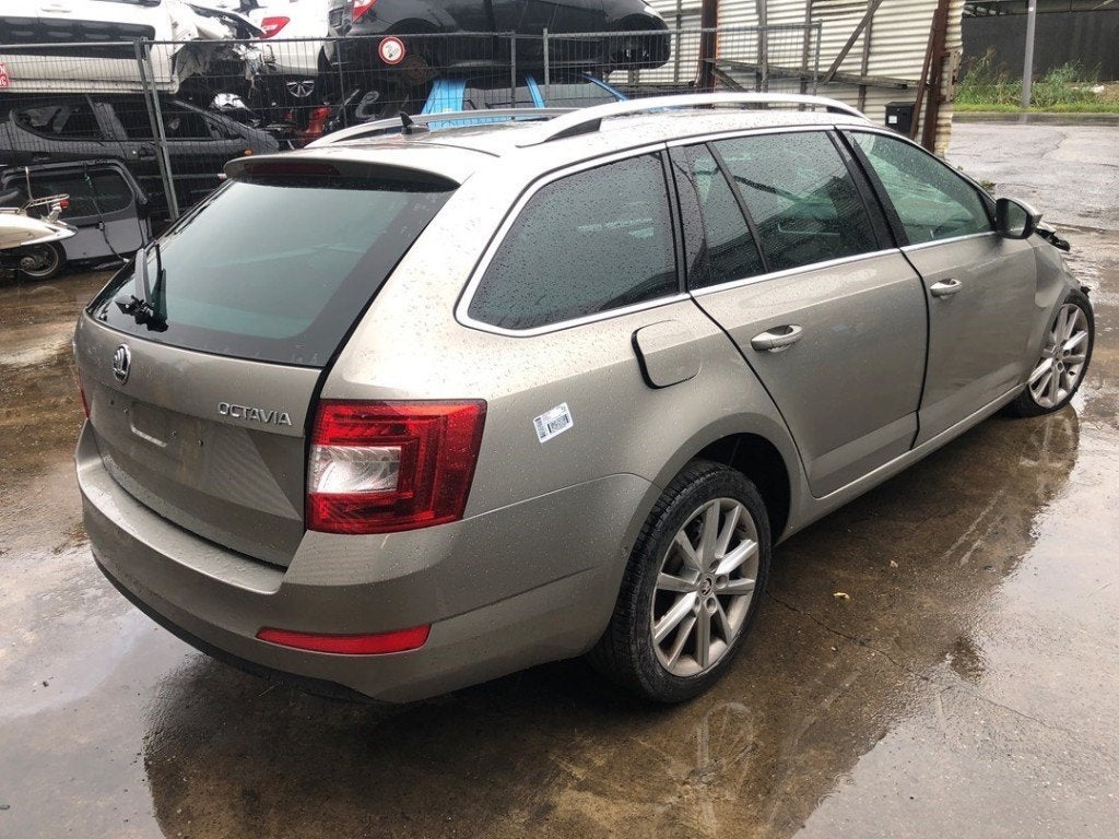 VITRE ARRIERE GAUCHE Skoda Octavia Combi (5EAC), Utilisé, Info@skoda-auto.de, Skoda, Max-Planck-Straße  3-5
64331  Weiterstadt, DE