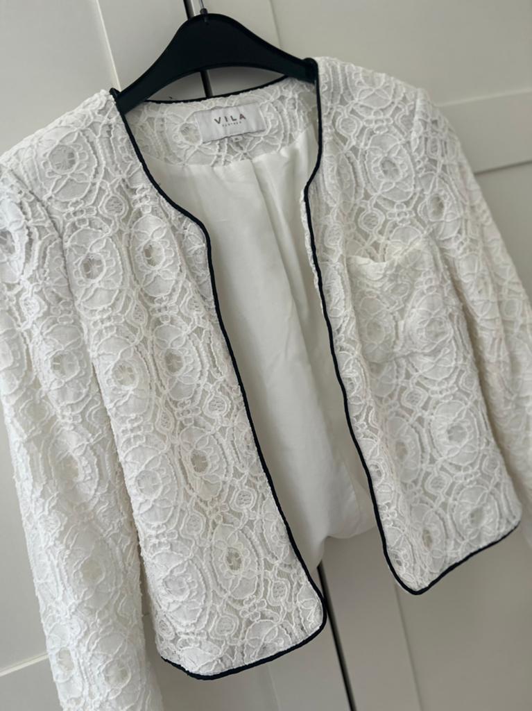 Blazer blanc VILA avec broderie et bordure noire taille 38, Taille 38/40 (M), Enlèvement ou Envoi, Comme neuf, Manteau