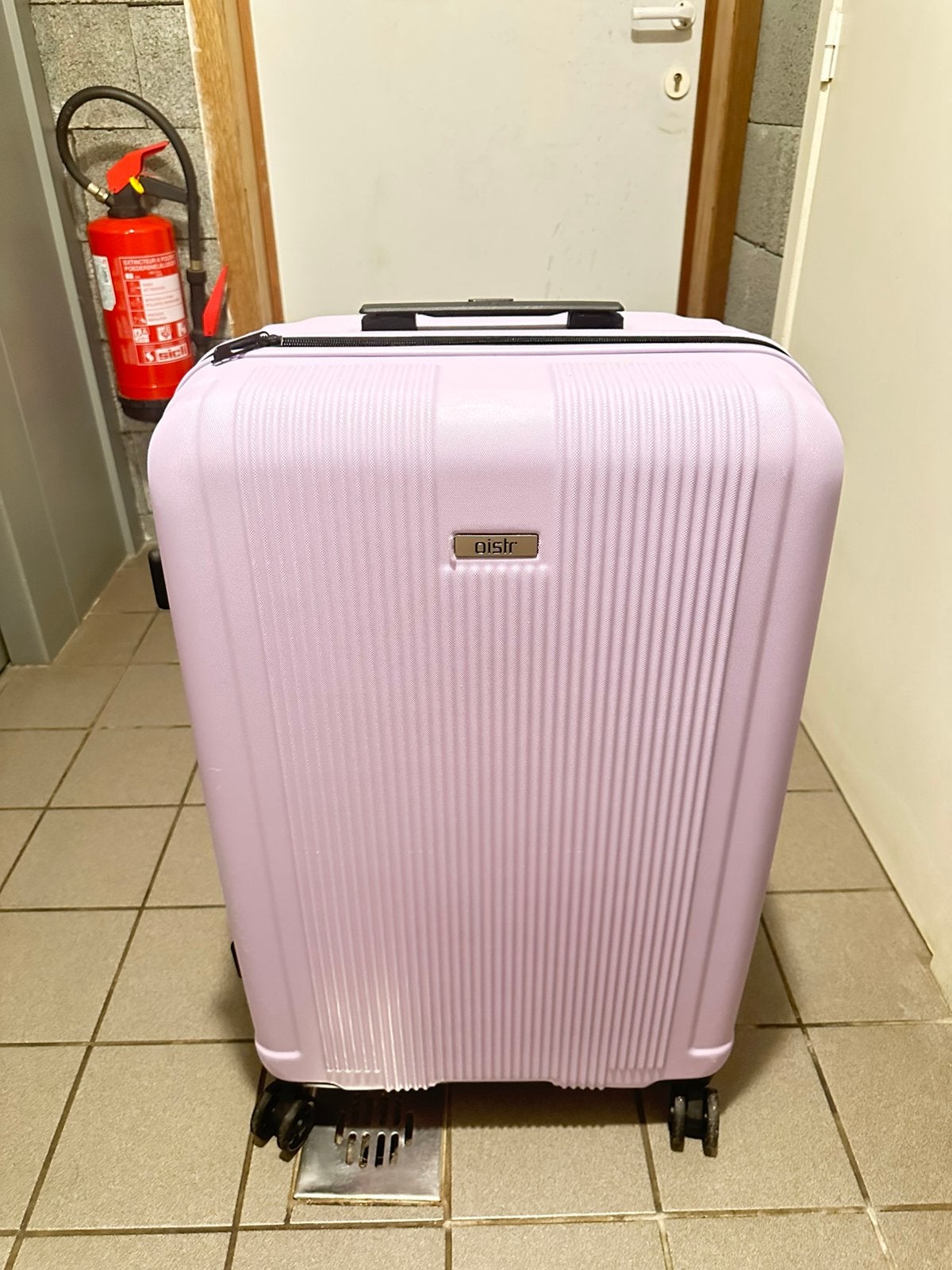 Grande valise Qistr lila, rigide 4 roues, tres bon état, Bijoux, Sacs & Beauté, Valises, Enlèvement, Comme neuf