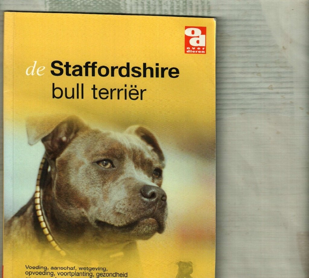 De Staffordshire bull Terriër Over Dieren 64 blz, Ophalen of Verzenden, Zo goed als nieuw, Honden