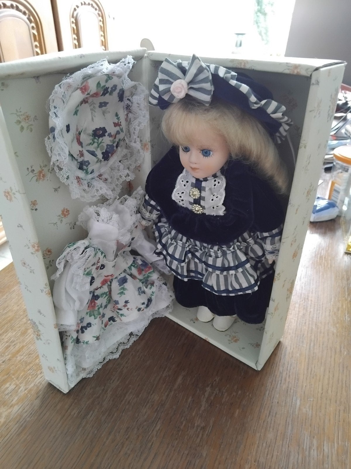 porselein popje met kleren, Verzamelen, Ophalen, Decoratie
