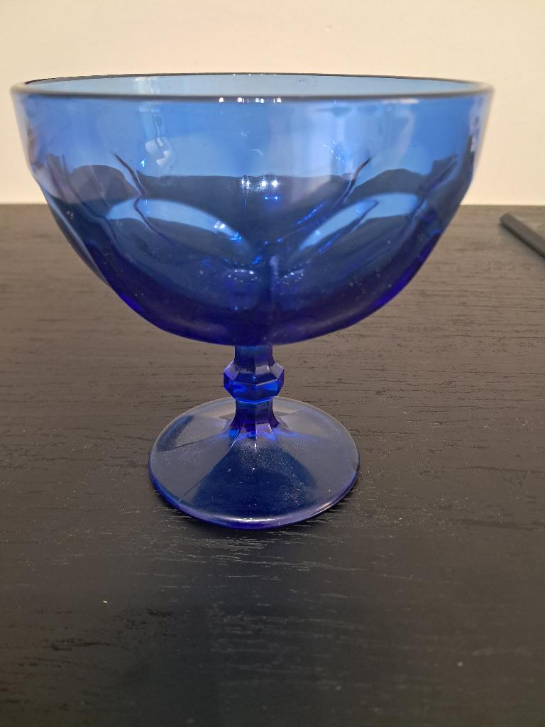 Blauwe staande beker van gegraveerd glas., Ophalen