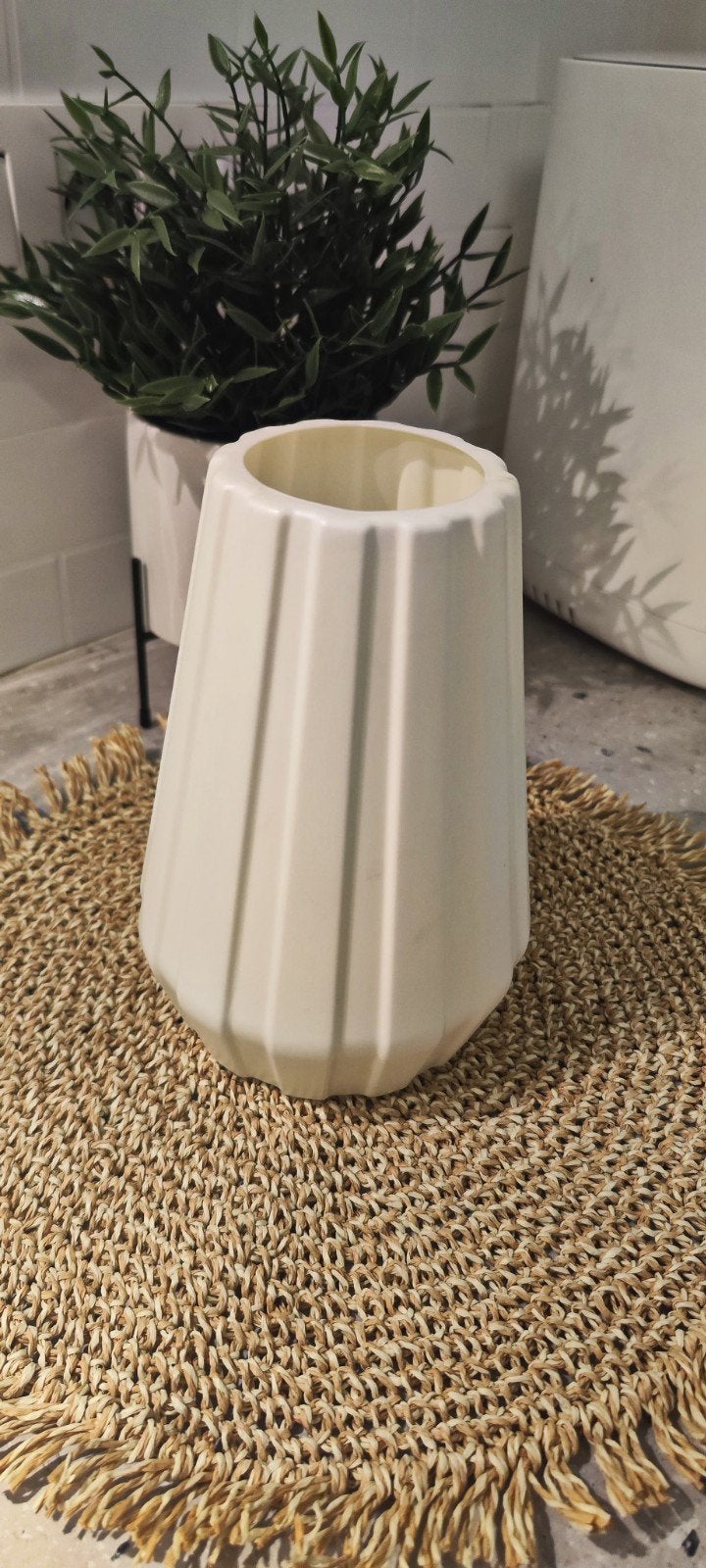 Moderne vaas in crème, Huis en Inrichting, Woonaccessoires | Vazen, Ophalen of Verzenden
