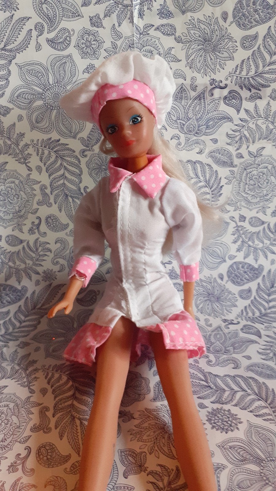 vêtement  barbie chef cuisto banc et rose sans poupée, Enlèvement ou Envoi, Utilisé, Vêtements