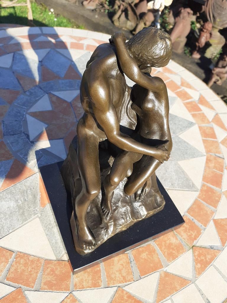 PRACHTIG BRONS OP MARMEREN BASIS (Rodin's kiss)., Antiek en Kunst, Ophalen of Verzenden, Brons