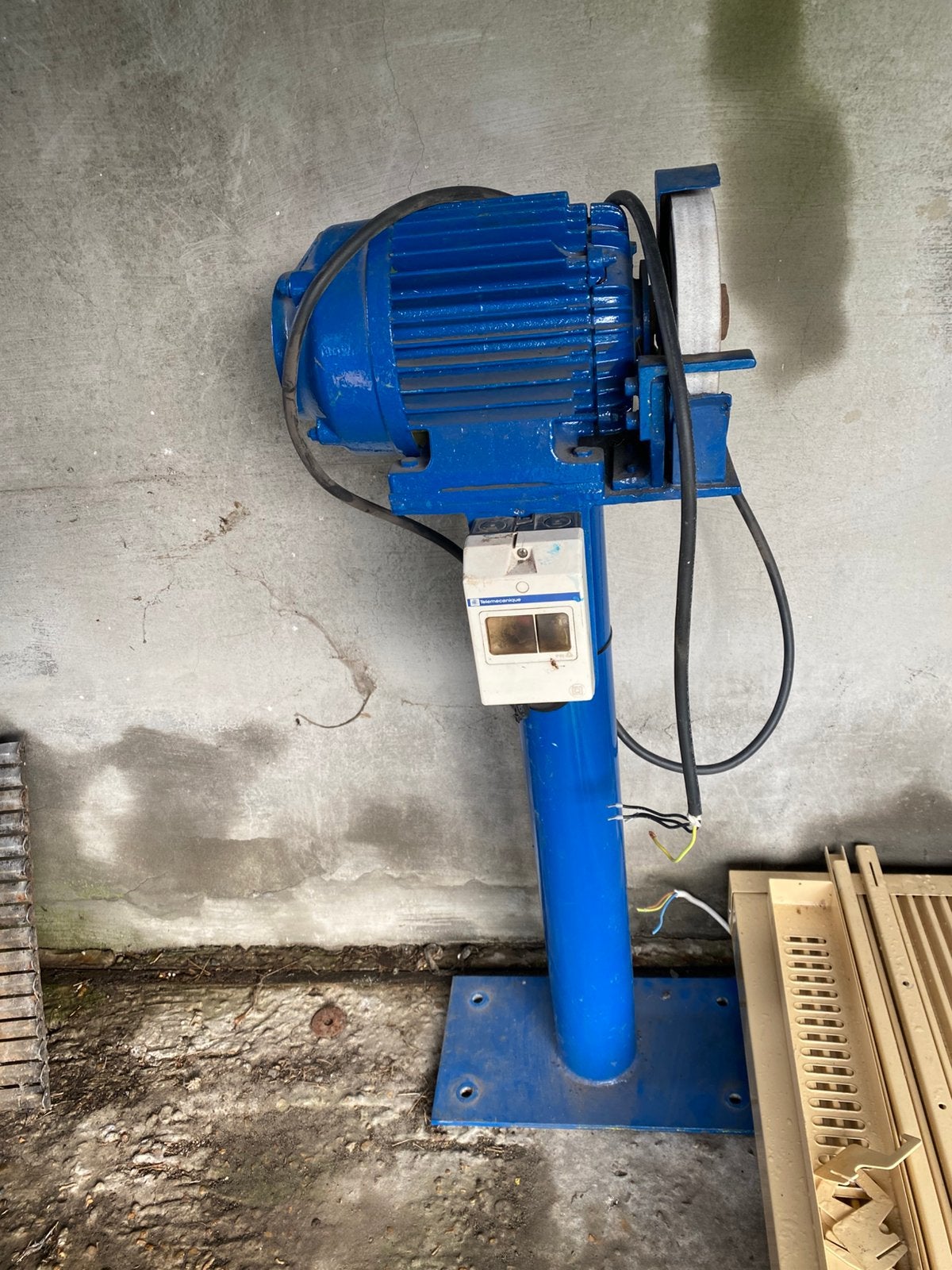 Professionele Slijpmolen op zuil / stand, Ophalen, Zo goed als nieuw
