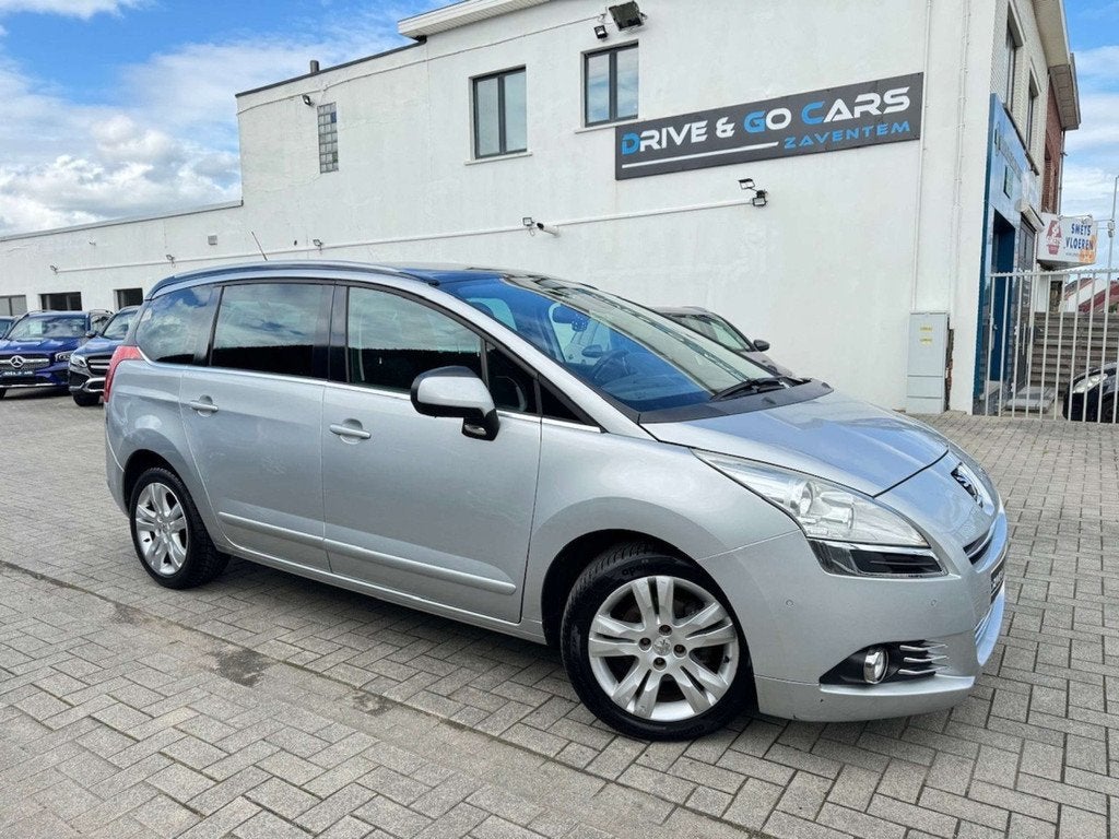 Peugeot 5008 1.6 HDi Allure - Panoramische dak - Navi, Auto's, Peugeot, Voorwielaandrijving, Euro 5, Gebruikt, Zwart