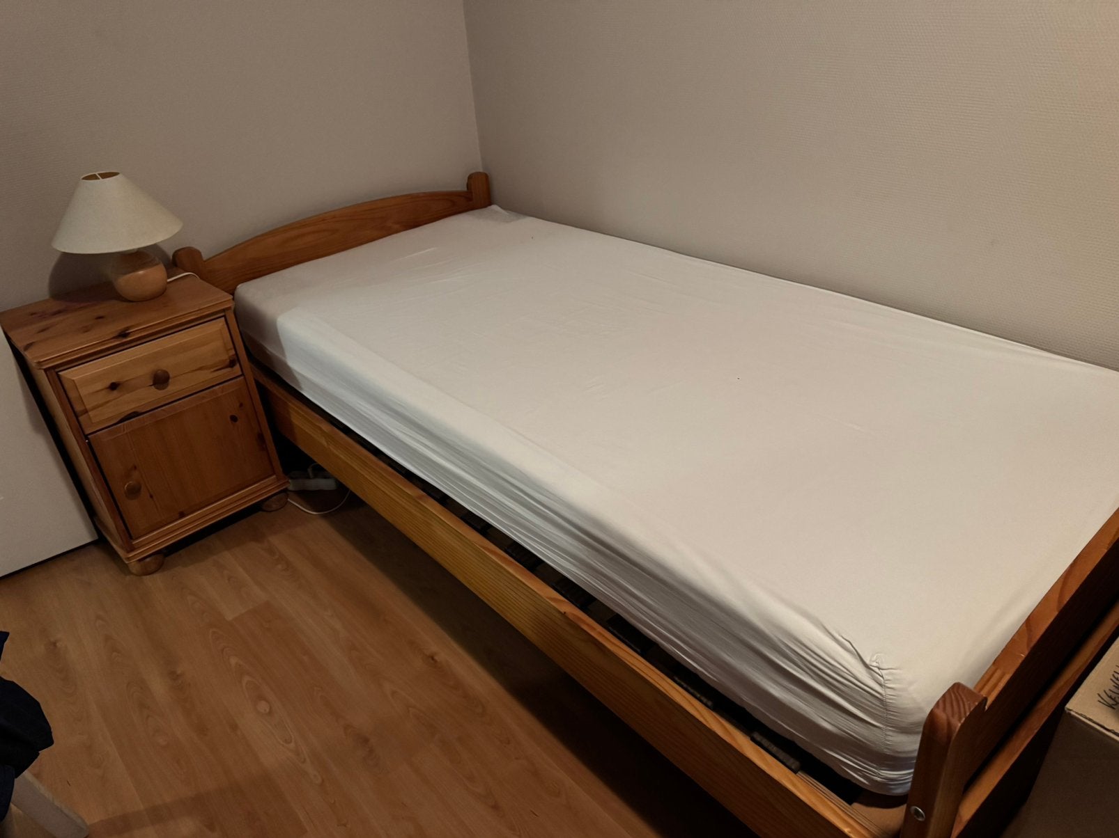 Bed met lattenbodem en matras, nachtkastje, kleerkast, stoel, Ophalen, Gebruikt, Eenpersoons, Landelijk grenen